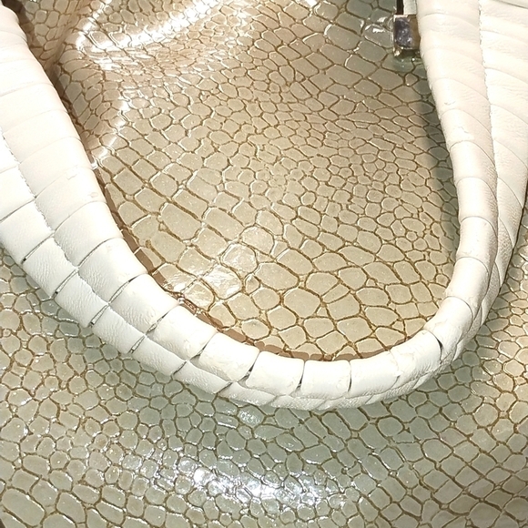 Vera Wang - Beige & Gold Faux Leather Tote Bag with Textured Metallic Front Pane - Picture 5 of 11